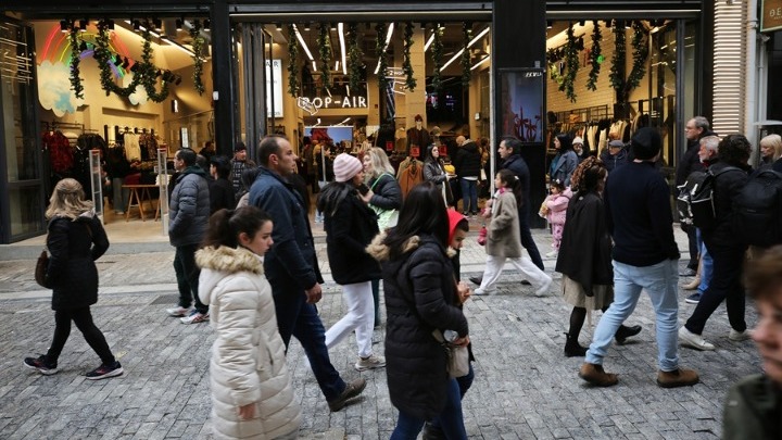 Στα €4,5 δισ. ο χριστουγεννιάτικος τζίρος του 2025